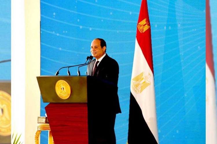 مدبولي يهنئ السيسي بعيد العمال: «العمل الطريق الوحيد لتحقيق التنمية»